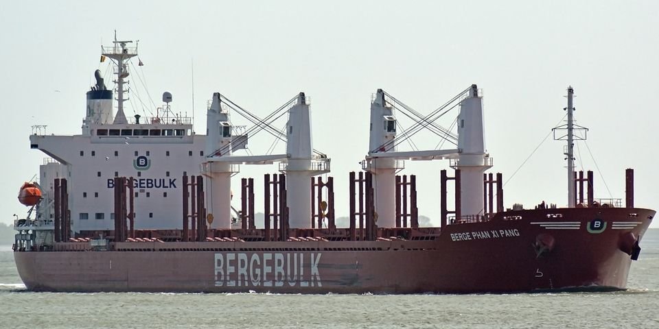 Два сухогруза столкнулись в одном порту