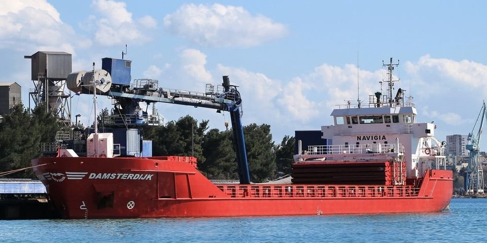 Моряк умер, получив травму ног при швартовке судна