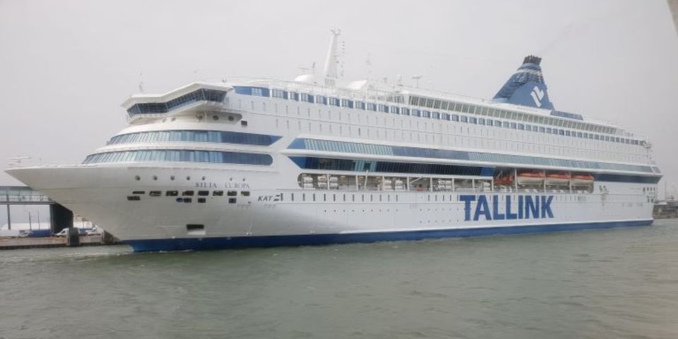 На одном судне в разных каютах обнаружили тела мужчины и женщины