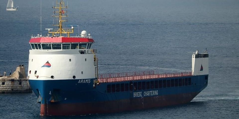 Одно судно протаранило сразу два моста