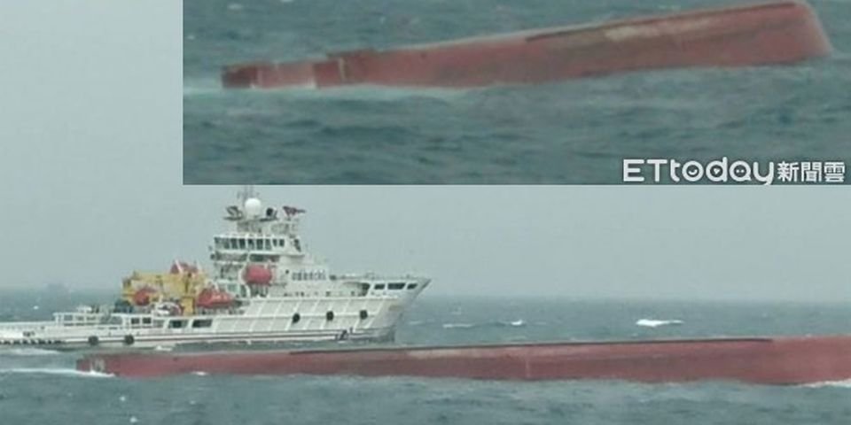 Одно судно затонуло, а второе перевернулось вместе с экипажем