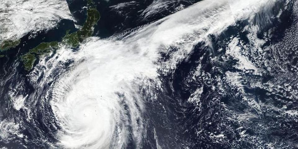 Пятеро моряков погибли и трое пропали: их судно стало «жертвой» тайфуна