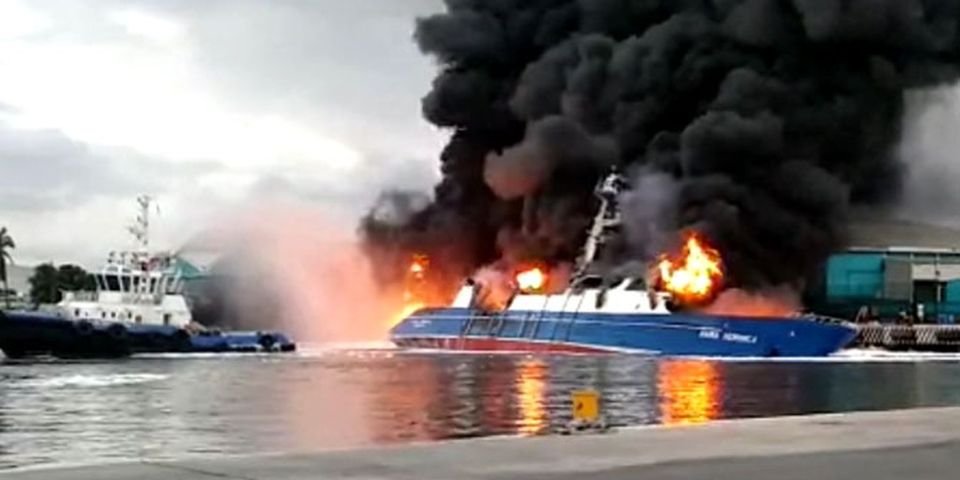 В порту Мексики из-за горящего судна эвакуировали 1200 человек