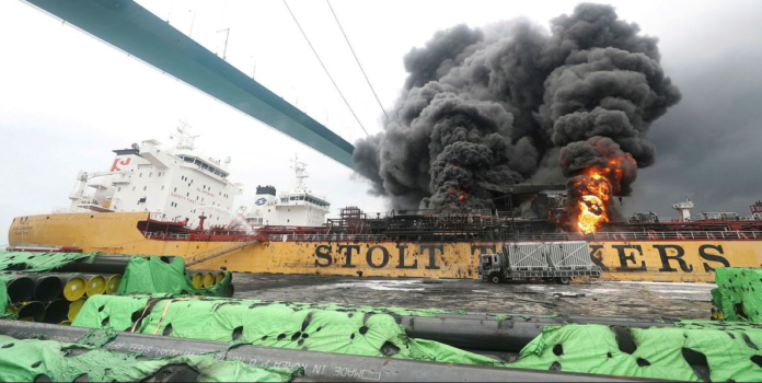 В Ульсане горели химические танкеры Stolt Groenland и Bow Dalian (Видео взрыва)