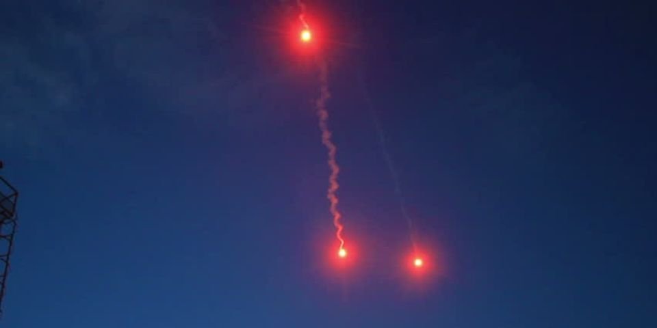 В зоне поиска наших моряков в Атлантическом океане замечены сигнальные ракеты