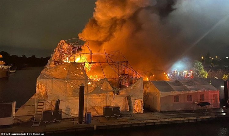 Два судна сгорели в США — убытков на 20 млн $ (ВИДЕО)