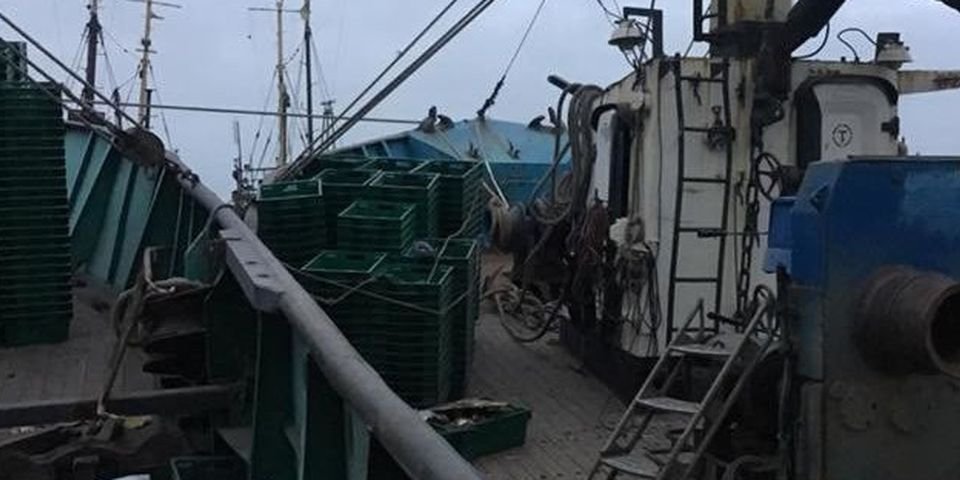 В Мариуполе вооруженные в масках пытались поджечь два судна