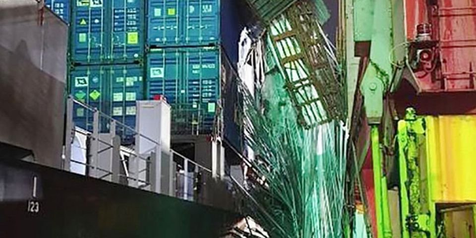 В порту Пусана ветер «разносил» портальные краны и обрушил контейнер