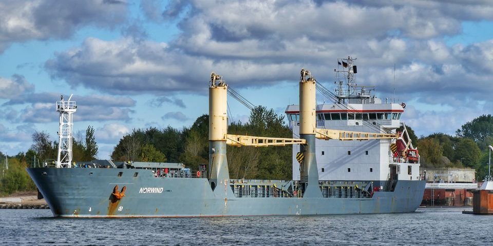 Капитана и еще одного эвакуировали, а судно задержали