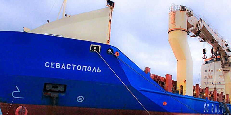 Проблемный судовладелец не отпускал моряков домой и не платил им