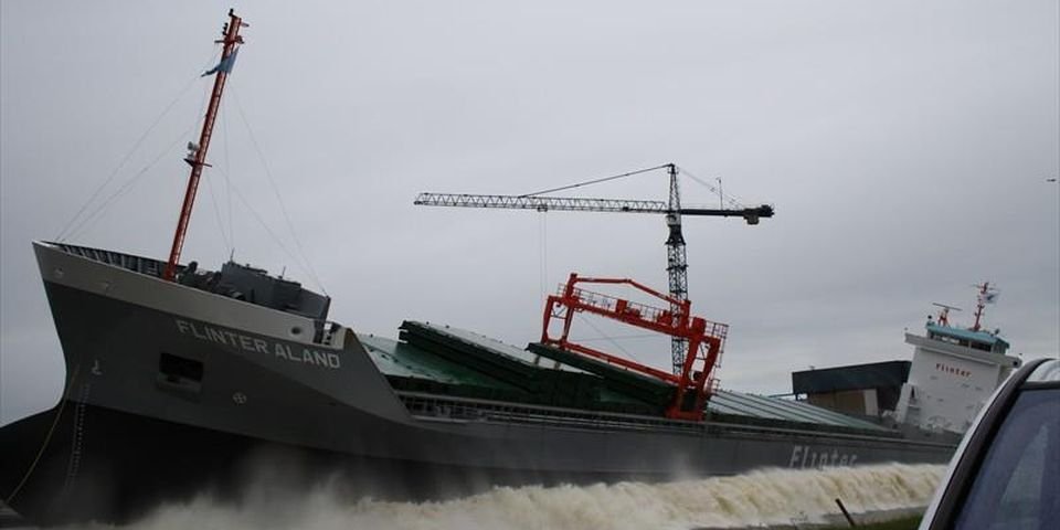 Пять моряков пострадали от удара мощной волны волны