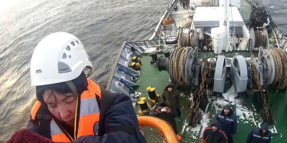 С судна в Охотском море сняли женщину