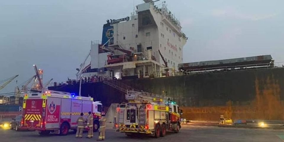 Трое моряков пострадали во время пожара на балкере