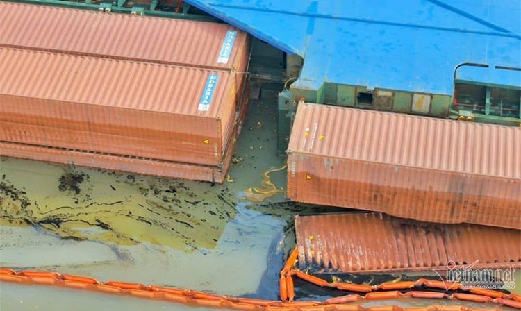 В ловушку погибшего судна попало пятеро дайверов