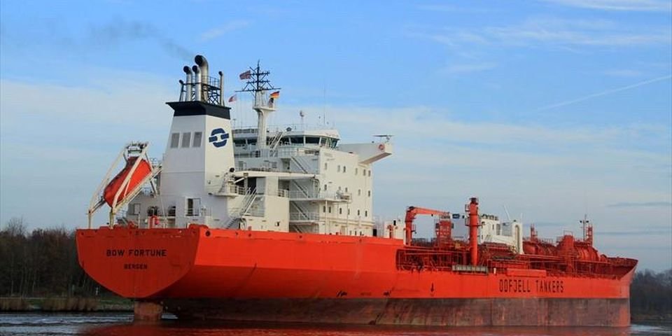 Один моряк погиб и двое пропали, когда в их судно врезался танкер