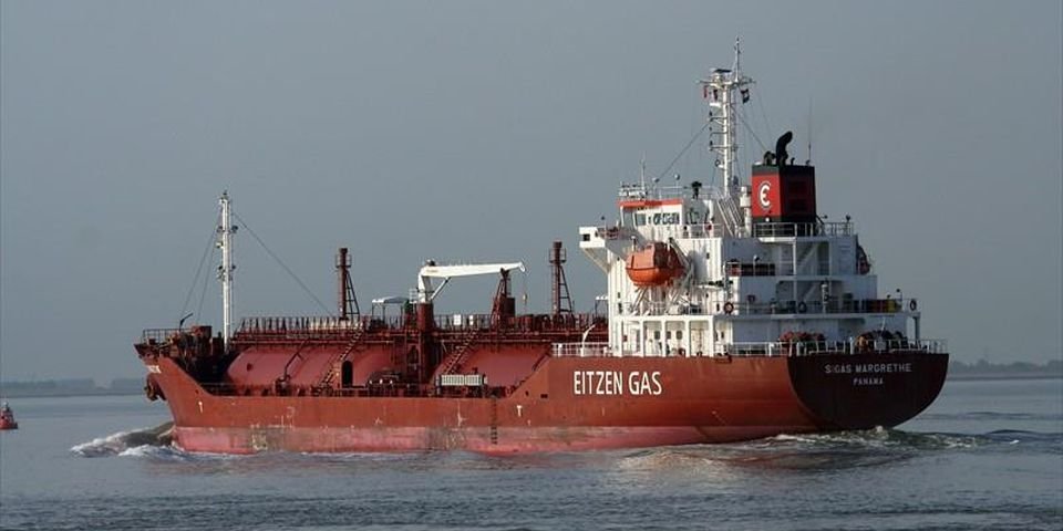 Моряка волной смыло с борта газовоза