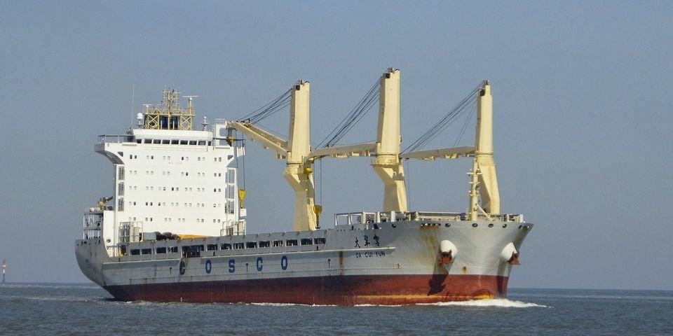 Моряков с затонувшего судна спасли, но они умерли от переохлаждения