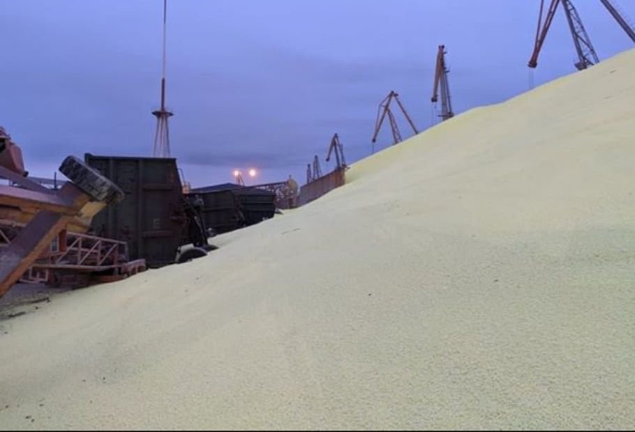 В порту Черноморска развалился контейнер с серой (ФОТО)