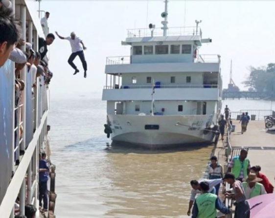 Капитан судна прыгнул с 12-метровой высоты, чтобы спасти женщину