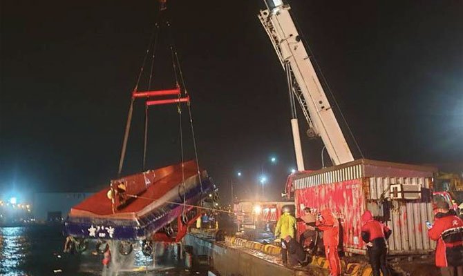 Контейнеровоз столкнулся с лоцманским катером в порту Тайбэй, есть жертвы