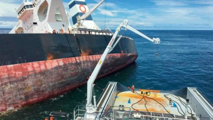 Началась операция по разгрузке гигантского балкера-рудовоза, севшего на мель в Бразилии