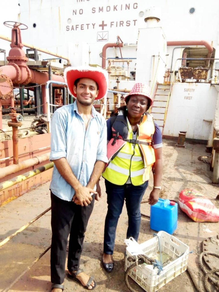 После 4 лет, проведенных на судне, моряк вернулся домой