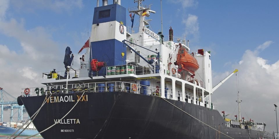 Танкер с многонациональным экипажем подозревают в торговле оружием