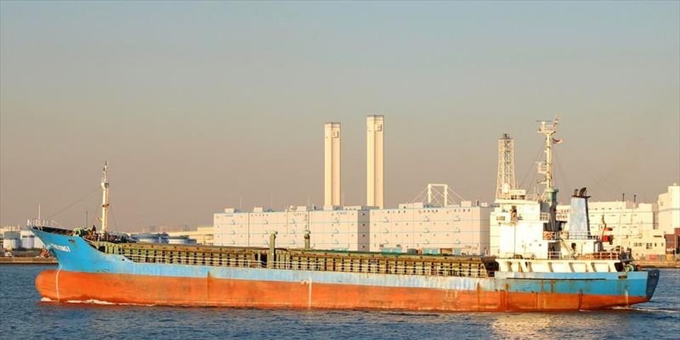 Тринадцать моряков с затонувшего судна пропали без вести