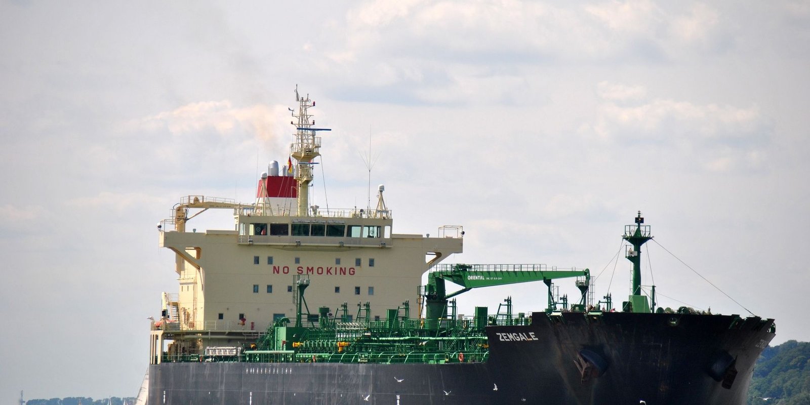 Готовясь ко встречи с лоцманом, моряк упал за борт танкера