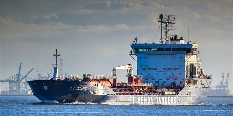 Капитан танкера и старпом инфицированы COVID-19: как быть судовладельцу?