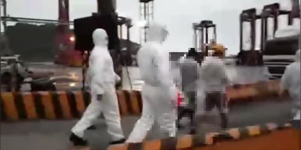 На моряков, которые сбежали с судна, одели маски, пакеты и вернули обратно