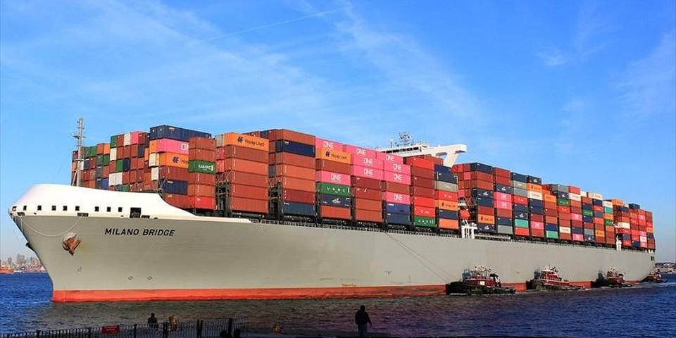 В Пусане контейнеровоз разнес всё на своём пути