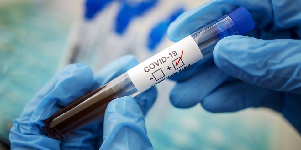 Моряк прибыл с рейса с COVID-19, но отказался ехать в больницу и угрожал