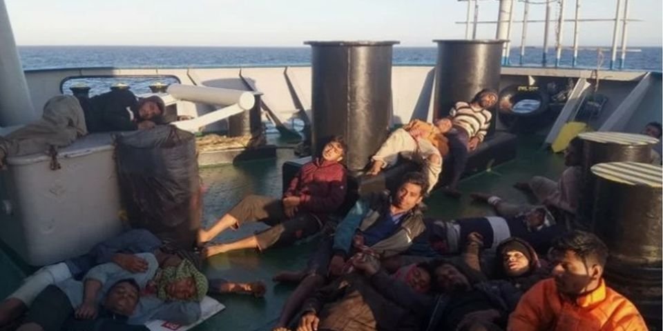 Спасая тонущих в Средиземном море, моряки губят себя