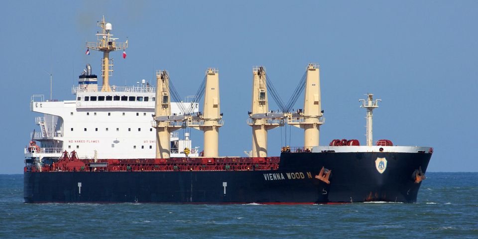 Балкер протаранил судно и скрылся