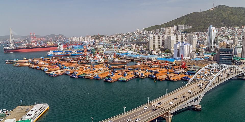 Одни моряки сами пытаются сойти с судна, а другие — тащат ещё и наркотики