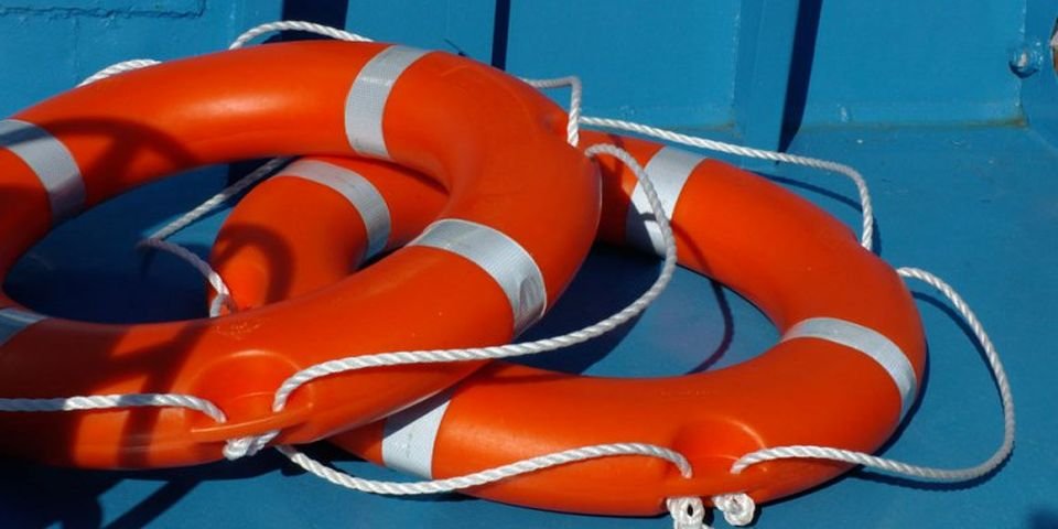 Полная экипировка и старания коллег не помогли выжить моряку в воде