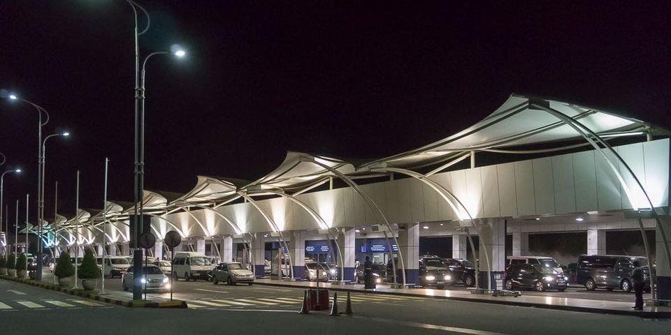 Правительства упрощают чартерные рейсы для моряков