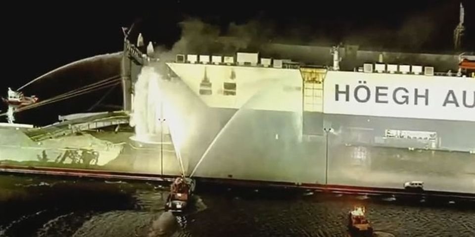 Судно, которое доставило в порт автомобили, загорелось вместе с ними