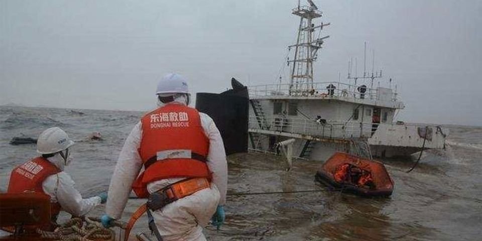 Судно пошло ко дну после посадки на мель: один моряк пропал