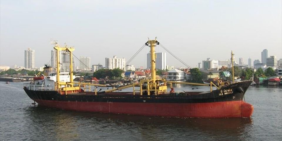 В районе Бали пропало грузовое судно с 21 моряком на борту