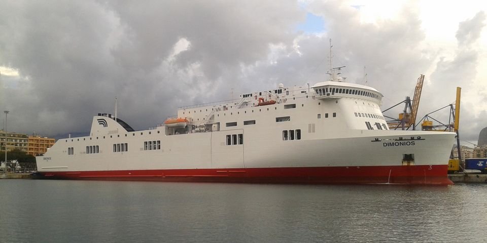 Во время грузовых операций один моряк погиб и двое пострадали