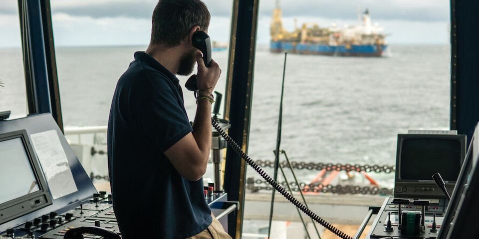 О том, как приходится сегодня «выбивать» смену морякам