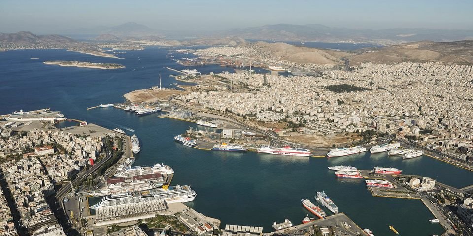 Страны начали выполнять договоренности по облегчению смен моряков