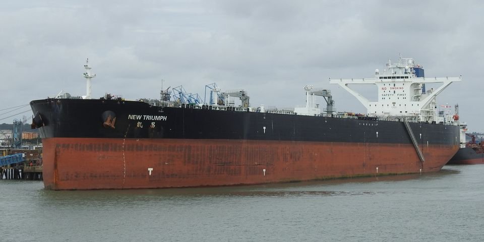 Танкер меняет курс из-за критического состояния моряка