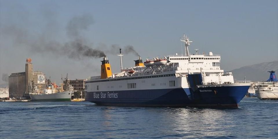 Четверо моряков пострадали при взрыве на судне