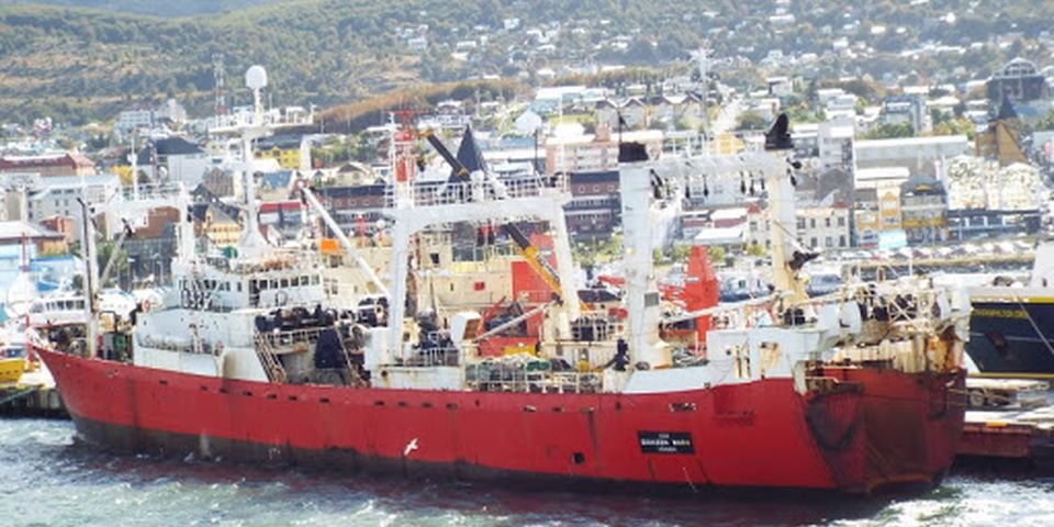 На судне, что не имело контактов с сушей, — десятки моряков поражены COVID-19