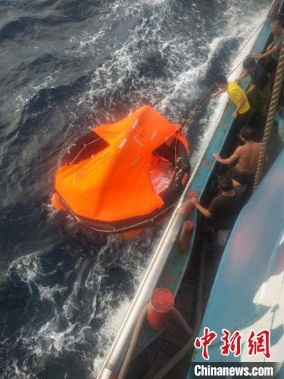 Торговое судно протаранило рыболовное и скрылось