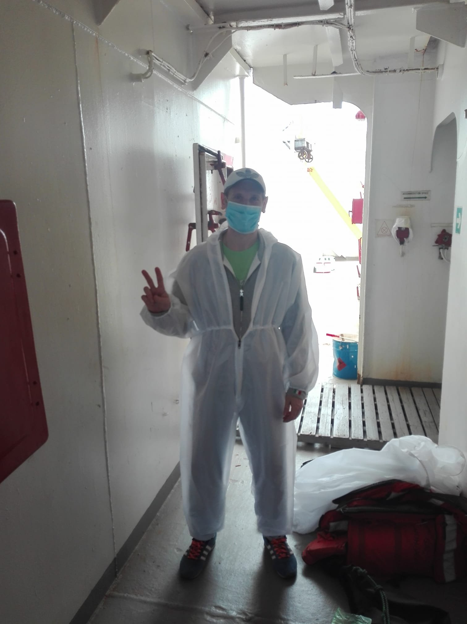 Домой отправляют, но обрабатывают хлоркой и моряков, и их багаж