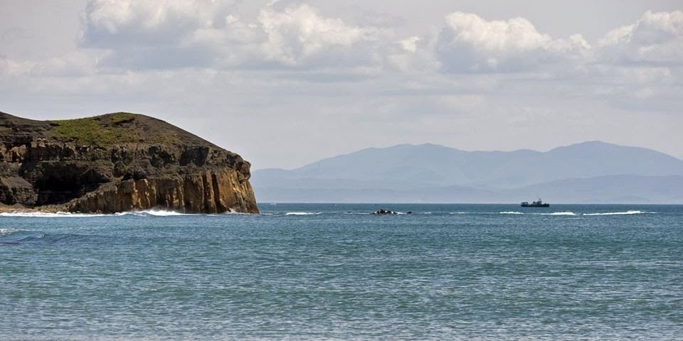 Два моряка погибли, оказавшись на судне в эпицентре тайфуна